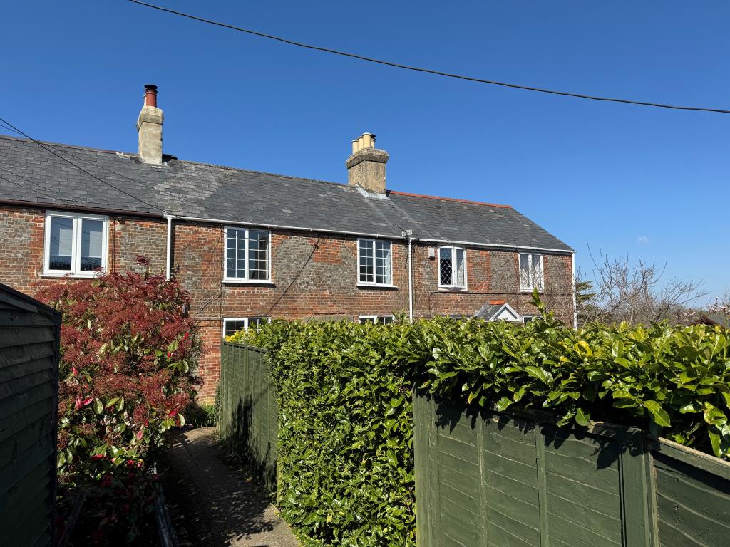 Lot: 71 - FREEHOLD THREE-BEDROOM COTTAGE FOR IMPROVEMENT - A Look at the row of three cottages